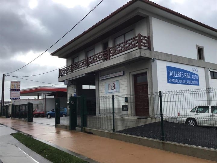 Fachada de Talleres R&C Auto en A Laracha, con el rótulo sobre la entrada